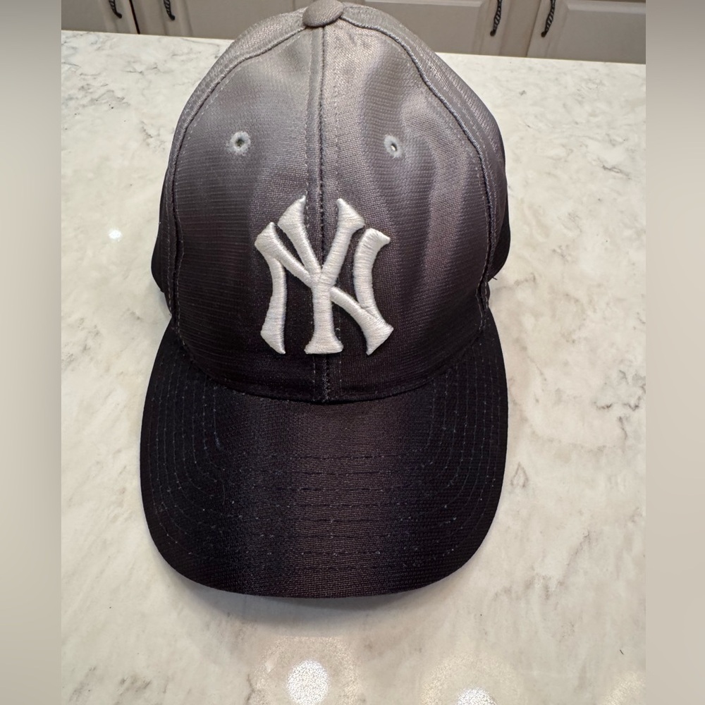 Never worn New York Yankees Puma Navy & White Cap One Size